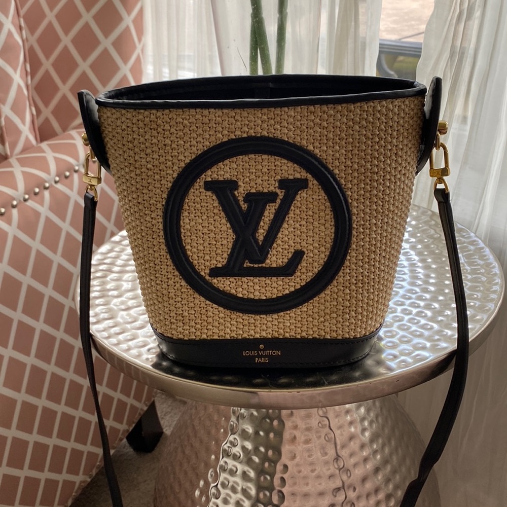 Limited edition: AUTHENTIC Louis Vuitton petit bucket bag 2022 collection